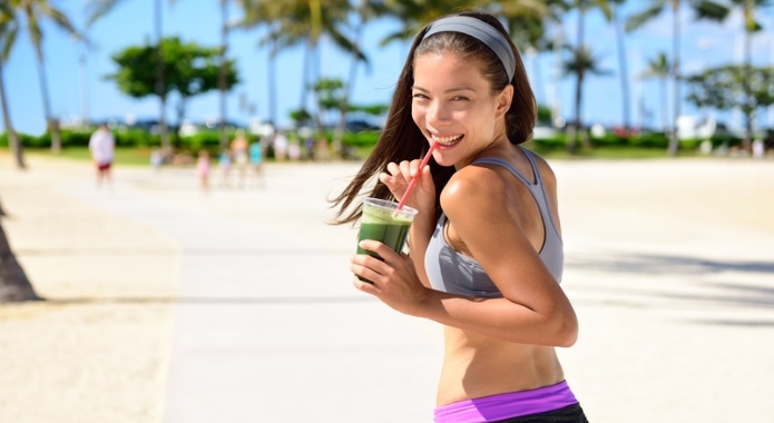 woman with detoxing smoothie