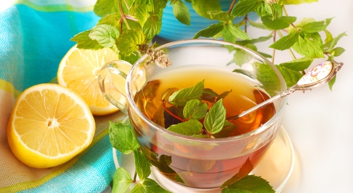 fresh mint tea with lemon