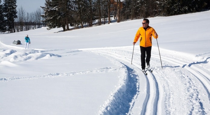 cross-country-skiing-min