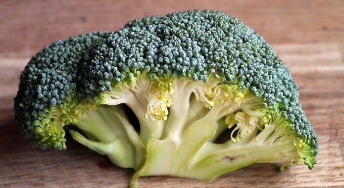green-broccoli-on-table-1-min